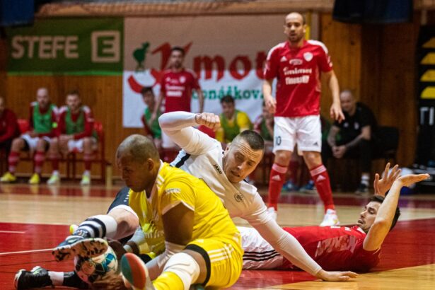 15.kolo SLF: Šláger v B.Bystrici ovládol Lučenec, 19 gólov v zápase Košičanov s Komárnom