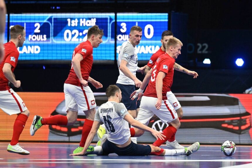 Slováci získali prvý historický bod na ME, s Poľskom remizovali 2:2. O postup vyzvú Chorvátov