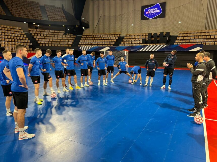 Slováci si vyskúšali palubovku v Espace Mayenne á Laval, zajtra ich čaká zápas o udržanie šance na MS