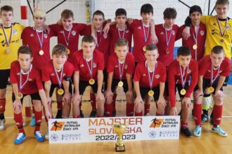 V extralige žiakov U-15 si majstrovský pohár prevzali pred zaplnenou halou ARENA hráči MIMELu Lučenec
